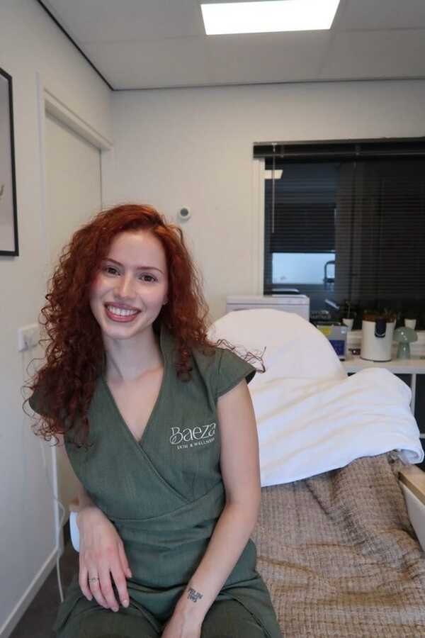 Beyza in haar salon Baeza Skin & Wellness